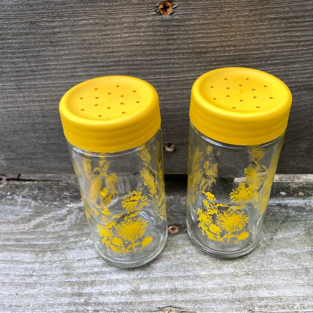 Vintage Glass Salt and Pepper Shakers with Yellow Sunflowers Print and Tops! - Picture 4 of 12